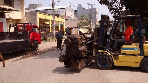 Dịch vụ bốc xếp, di dời bằng xe nâng, xe cẩu - Công Ty TNHH Thương Mại Và Vận Tải Mạnh Hùng